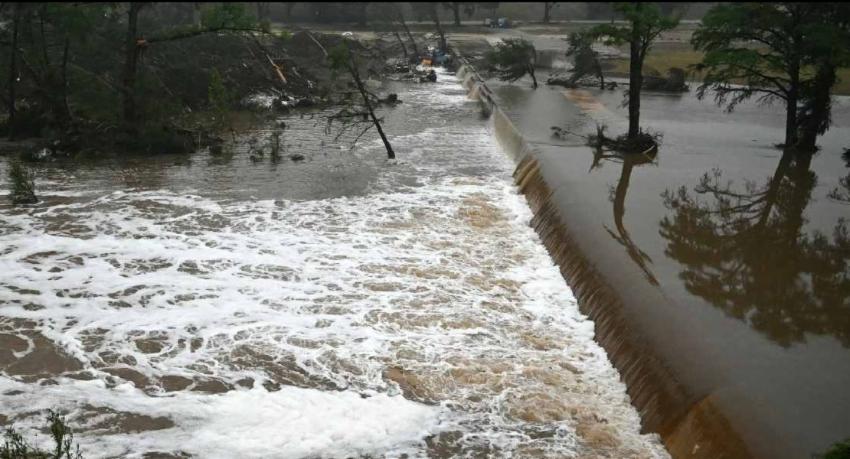 ටෙක්සාස්හි ගංවතුරින් මිය ගිය පිරිස 100 ඉක්මවයි.